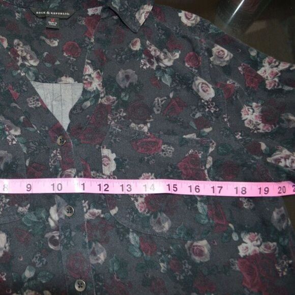 Rock & Republic Floral Shirt M Gray Pink Dark Academia Cottage Goth Hi-Low Hem - Picture 4 of 6